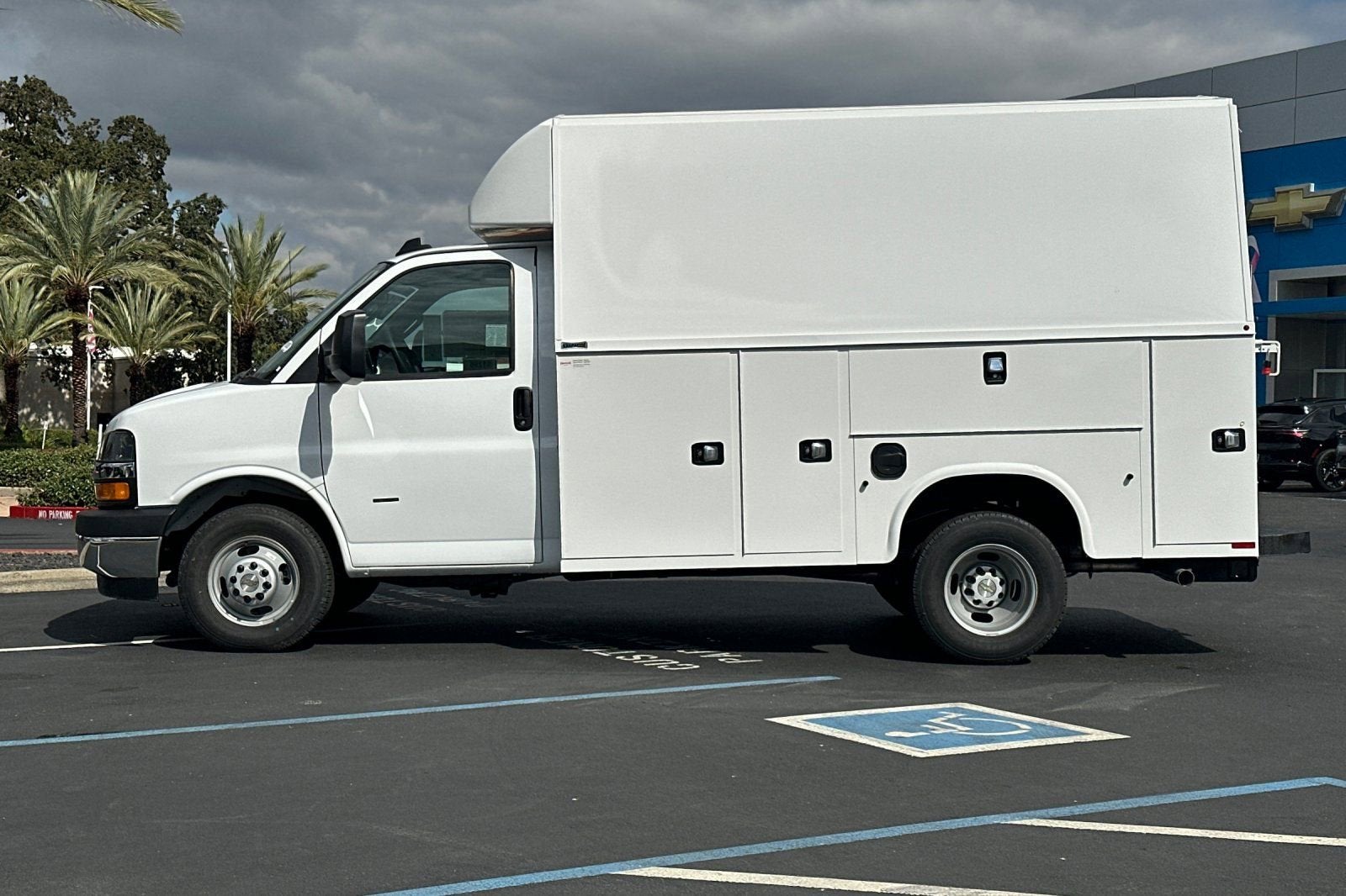 2024 Chevrolet Express Cutaway 3500 1WT