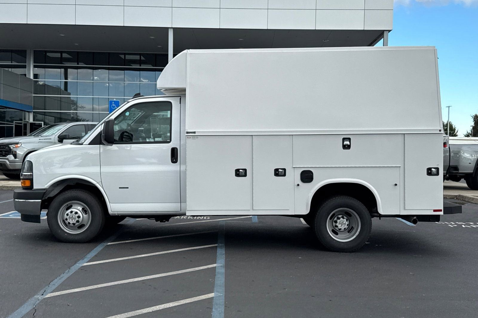 2024 Chevrolet Express Cutaway 3500 1WT