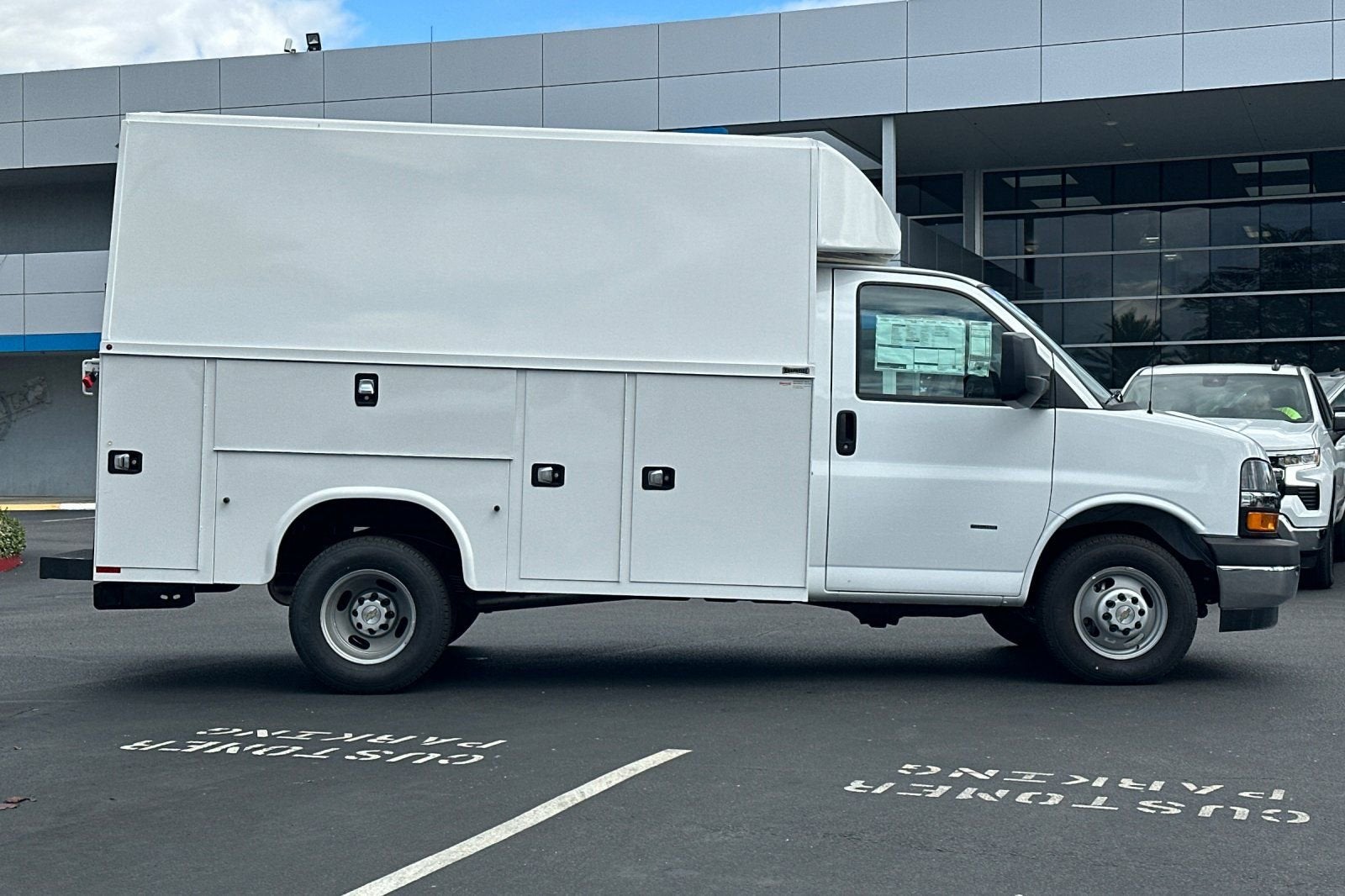2024 Chevrolet Express Cutaway 3500 1WT