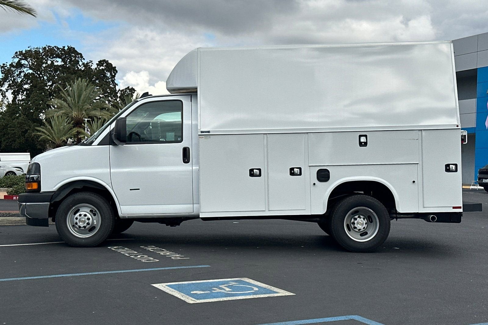 2024 Chevrolet Express Cutaway 3500 1WT